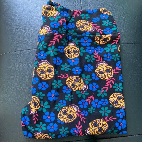 Tall and curvy skull LuLaRoe Leggings - Picture 1 of 4